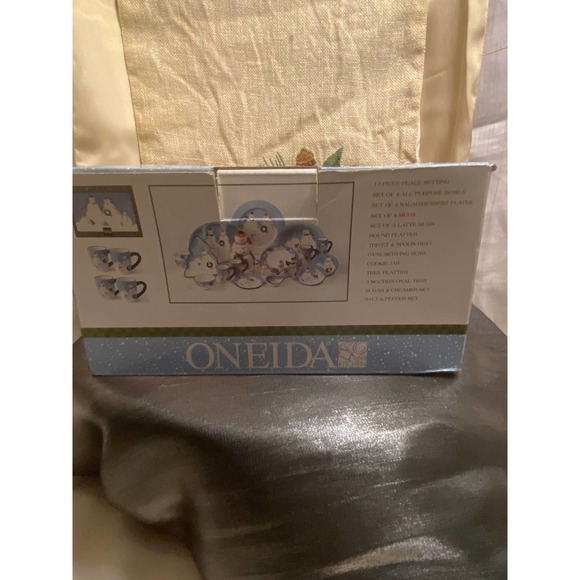 Oneida, Set of 4 Christmas/Snowman/Holiday Mugs/Cups. Two designs of Snow Family - Picture 3 of 15